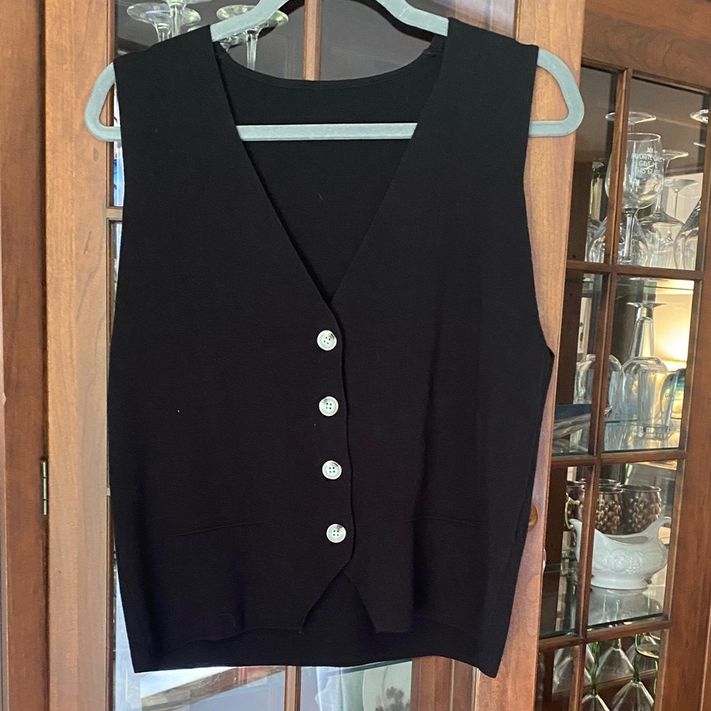 Amazon Black Sleeveless Button-Up Top